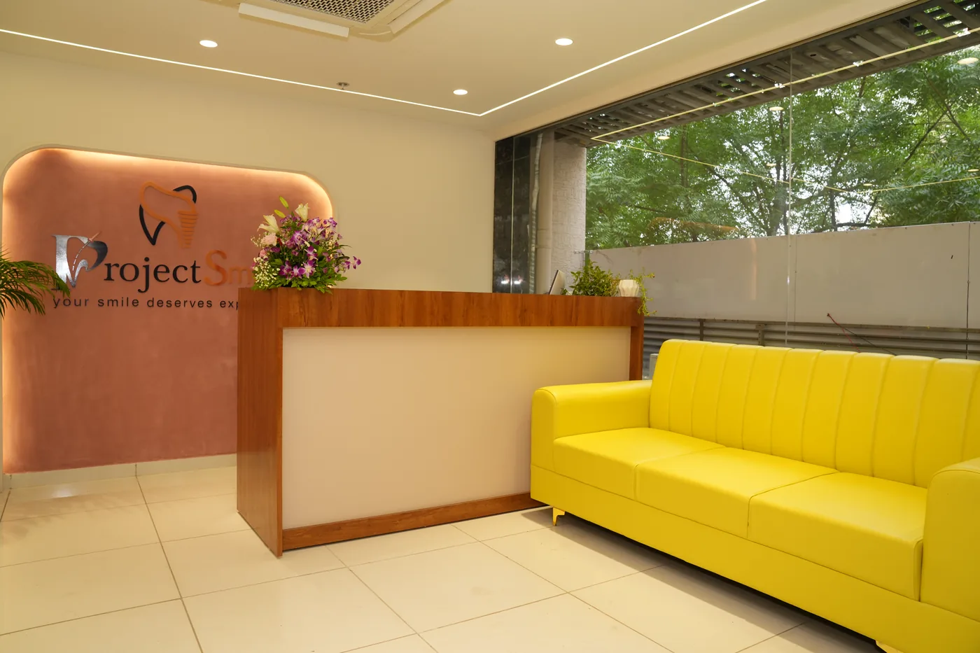 Reception desk and waiting sofa beside the clinic's glass frontage